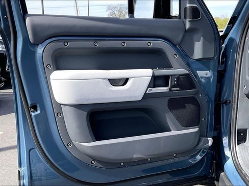 New 2026 Land Rover Defender 110 X-Dynamic SE image 24