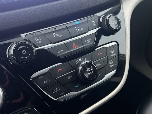 Used 2024 Chrysler Pacifica Touring-L image 25