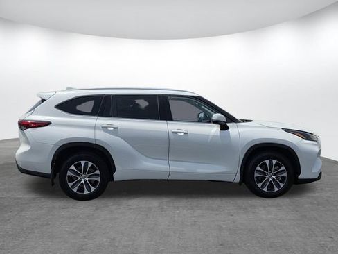 Used 2021 Toyota Highlander XLE FWD image 3