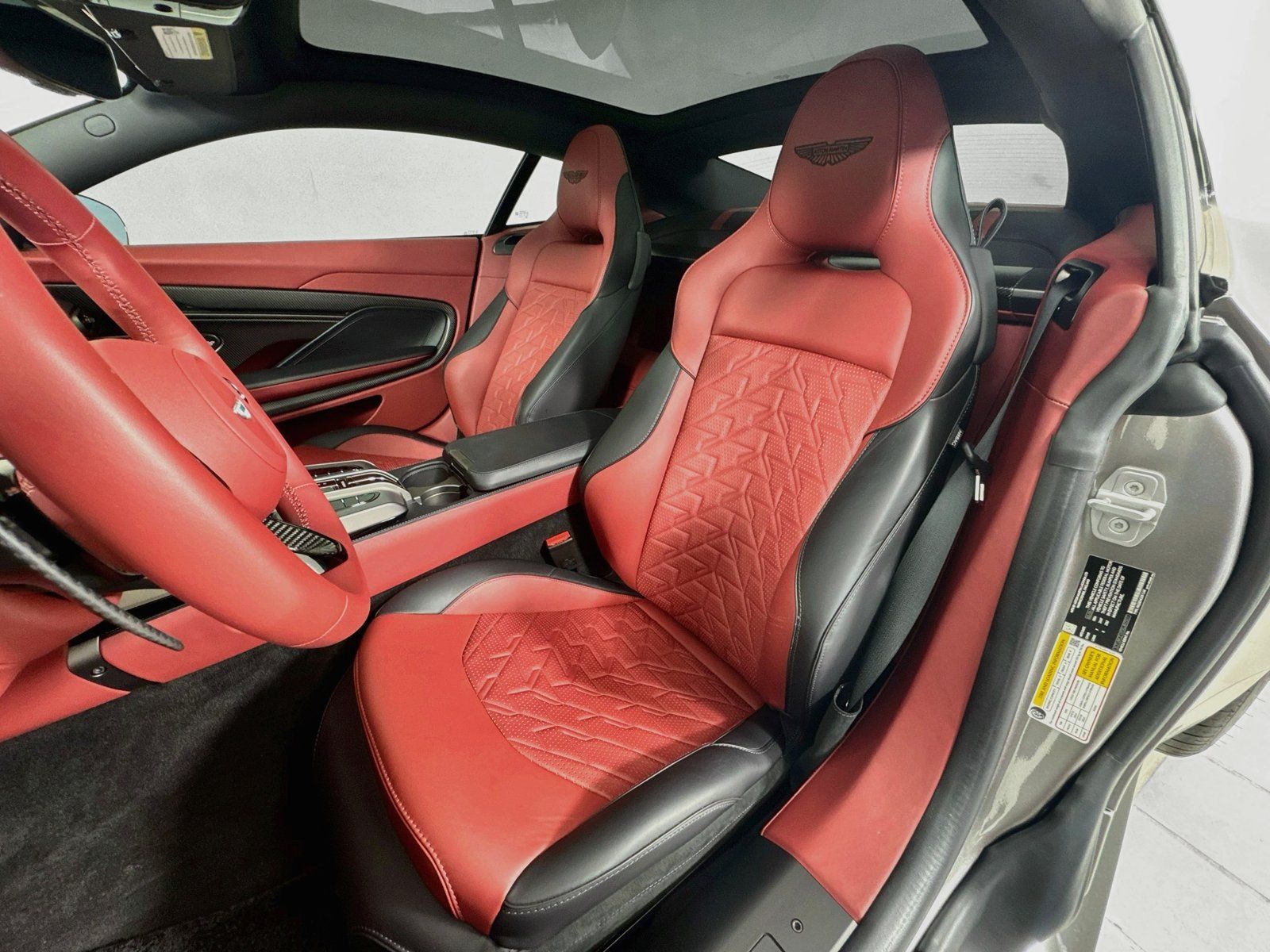 Used 2025 Aston Martin Vanquish RWD image 8
