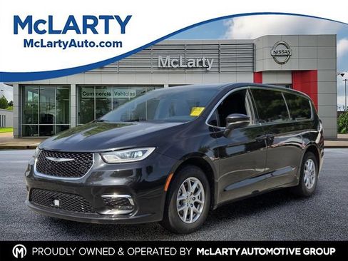 Used 2023 Chrysler Pacifica Touring FWD image 1