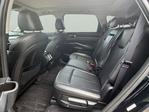 Certified 2022 Kia Sorento S w/ Panoramic Sunroof Package AWD/4WD image 25