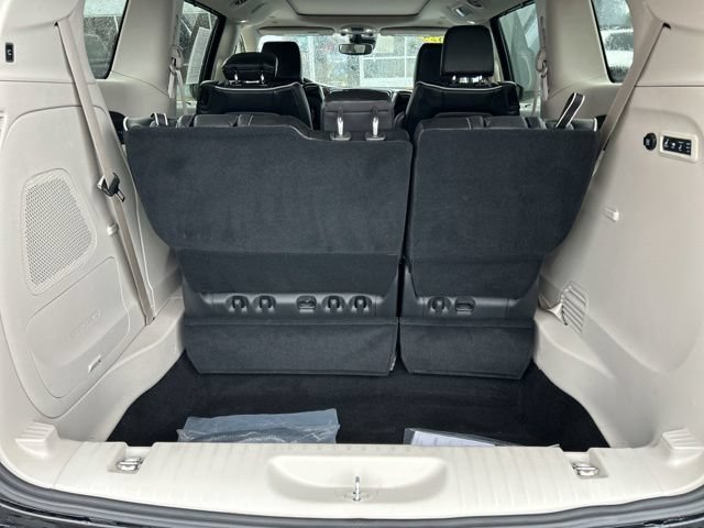 Used 2024 Chrysler Pacifica Limited w/ Uconnect Theater Family Group AWD/4WD image 8