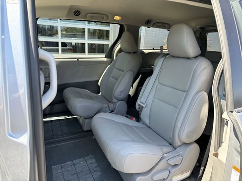 Used 2020 Toyota Sienna XLE image 7