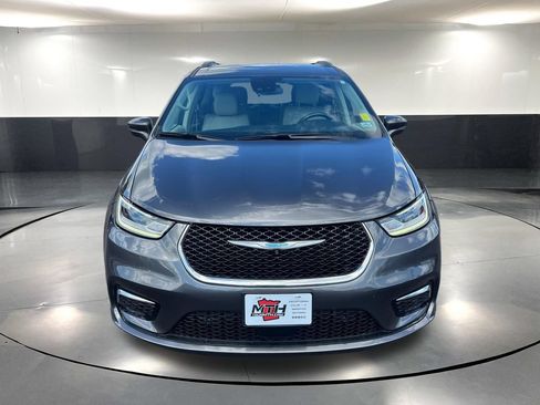 Used 2021 Chrysler Pacifica Touring-L FWD image 12
