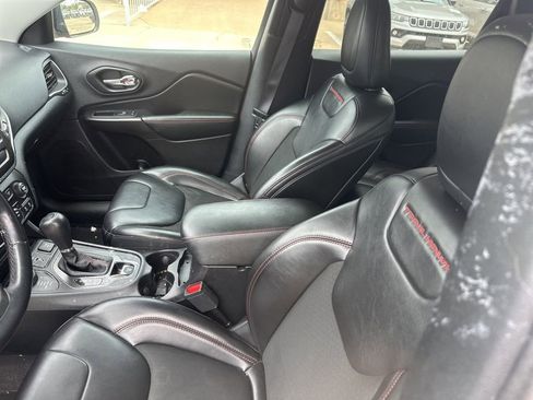 Used 2020 Jeep Cherokee Trailhawk AWD/4WD image 2