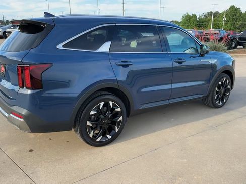 Used 2025 Kia Sorento EX w/ Panoramic Sunroof Package FWD image 9