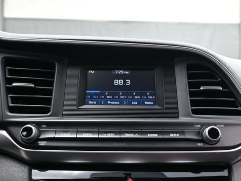 Used 2019 Hyundai Elantra SE w/ Cargo Package FWD image 17
