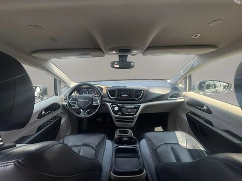 Used 2019 Chrysler Pacifica Touring-L FWD image 34
