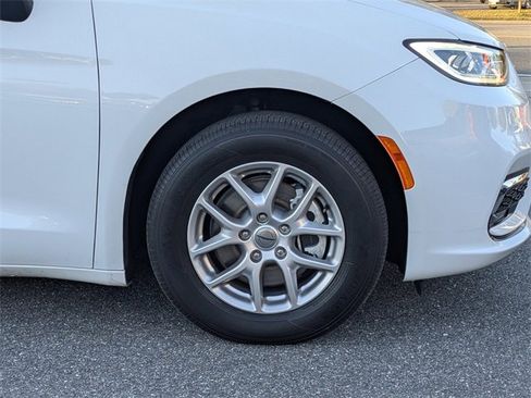 Used 2024 Chrysler Pacifica Touring-L image 10