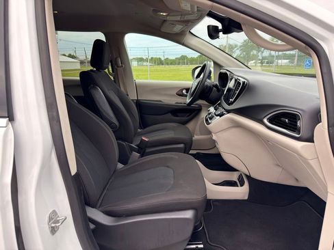 Used 2022 Chrysler Voyager LX FWD image 32