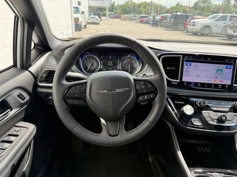 Used 2025 Chrysler Pacifica Limited FWD image 28