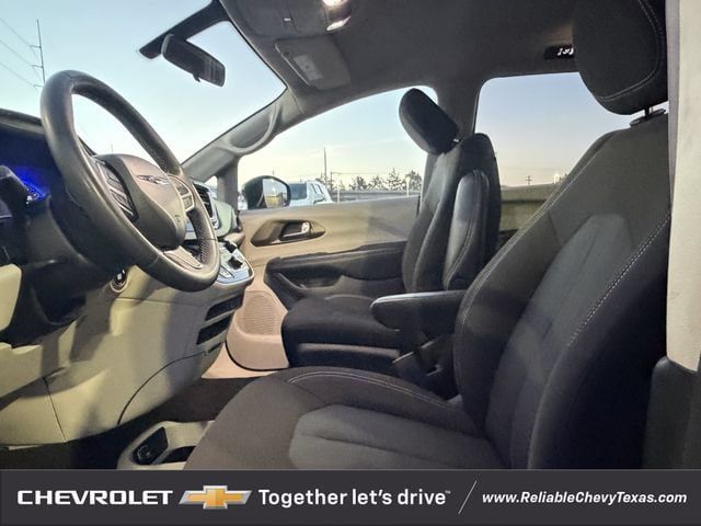 Used 2022 Chrysler Voyager LX FWD image 25
