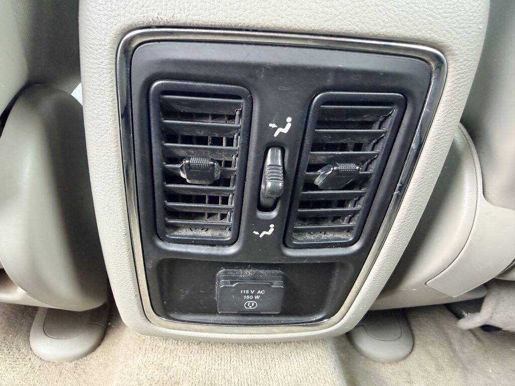 Used 2012 Jeep Grand Cherokee Laredo w/ Laredo E Group AWD/4WD image 7