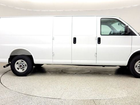 Used 2025 GMC Savana 3500 Extended RWD image 4