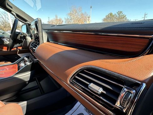 Used 2024 Lincoln Navigator Reserve image 11