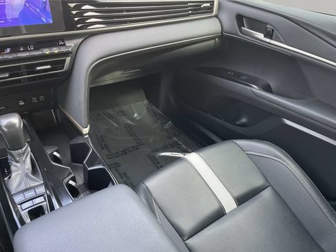 Used 2025 Toyota Camry SE w/ Convenience Package FWD image 16