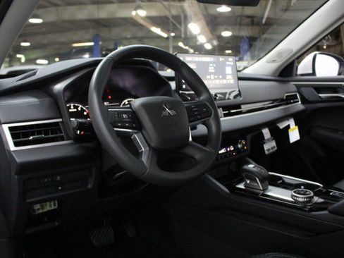 New 2026 Mitsubishi Outlander ES image 5