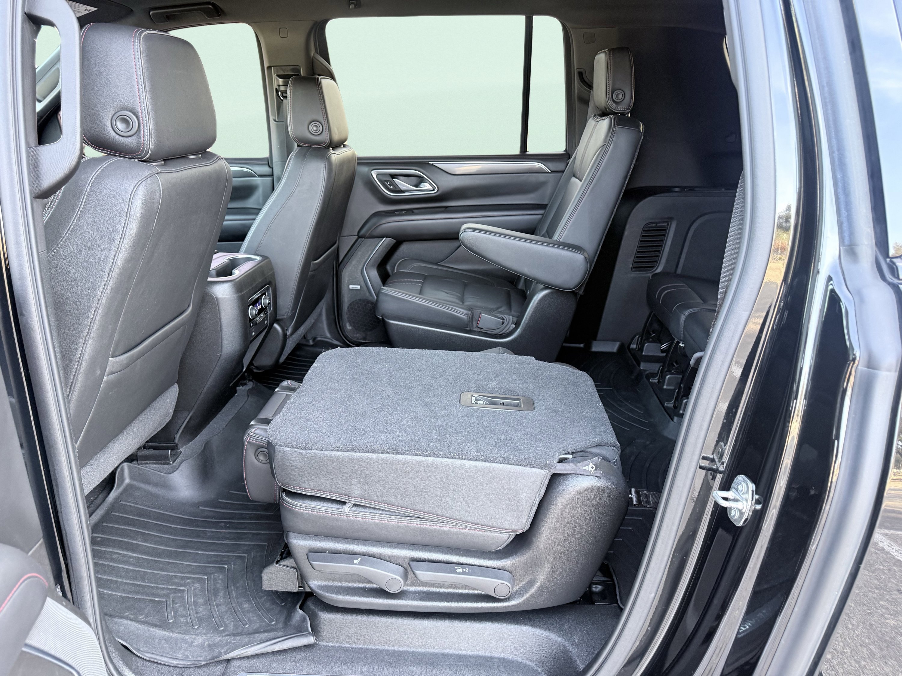 Used 2021 Chevrolet Suburban RST w/ Luxury Package AWD/4WD image 21