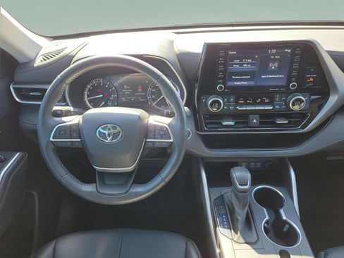 Used 2022 Toyota Highlander XLE image 18