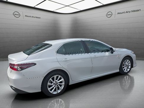 Used 2024 Toyota Camry LE FWD image 4
