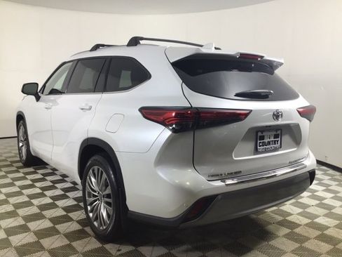 Used 2023 Toyota Highlander Platinum image 5