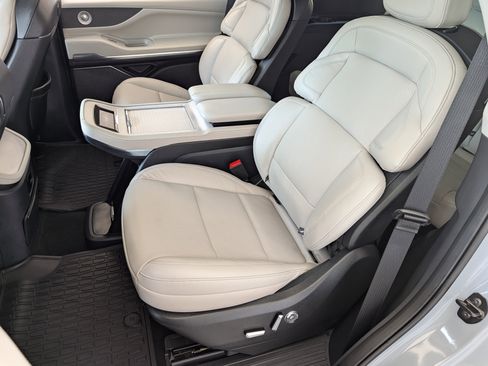 Used 2025 Lincoln Navigator Reserve AWD/4WD image 18