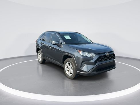 Used 2020 Toyota RAV4 XLE FWD image 2