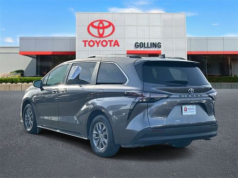 Used 2024 Toyota Sienna XLE image 4