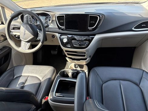 Used 2024 Chrysler Pacifica Touring-L FWD image 10