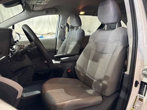 Certified 2021 Toyota Sienna LE FWD image 5