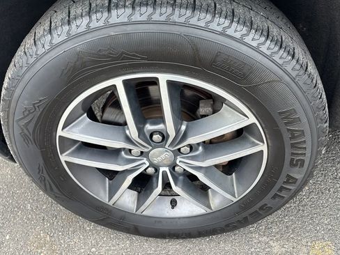 Used 2018 Jeep Grand Cherokee Limited image 23