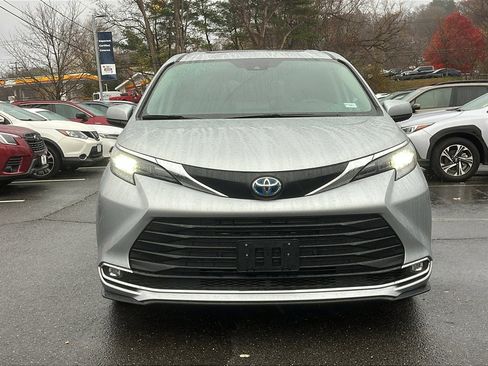 Used 2024 Toyota Sienna XLE image 9