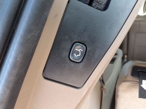 Used 2014 Chrysler Town & Country Limited w/ Luxury Group FWD image 29