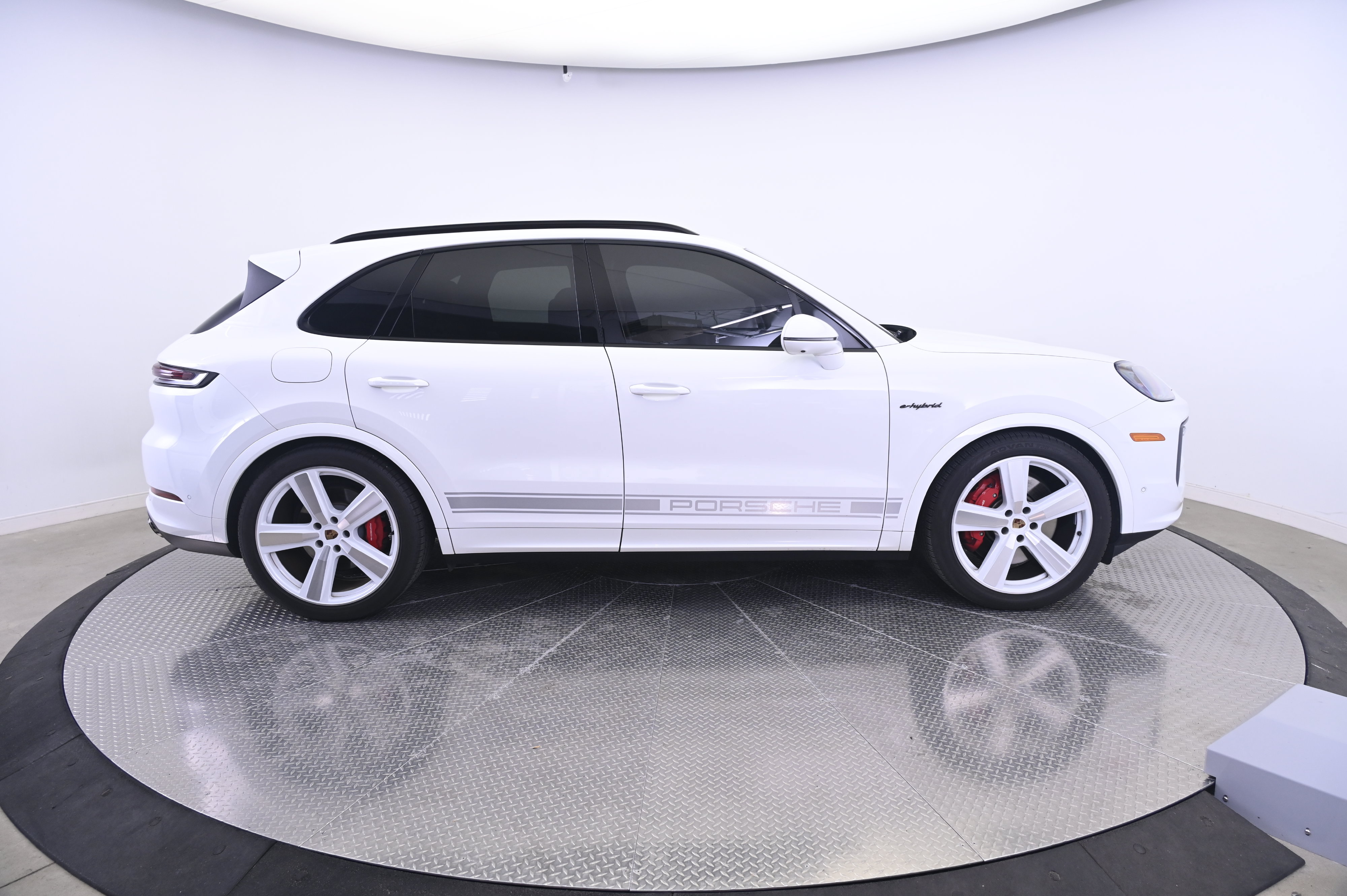 Certified 2025 Porsche Cayenne S AWD/4WD image 8