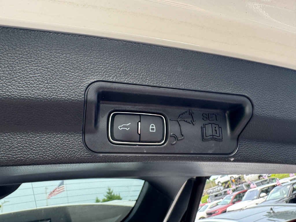 Used 2023 Ford Explorer Limited AWD/4WD image 34