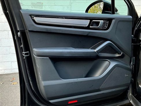 Certified 2023 Porsche Cayenne S Platinum image 28