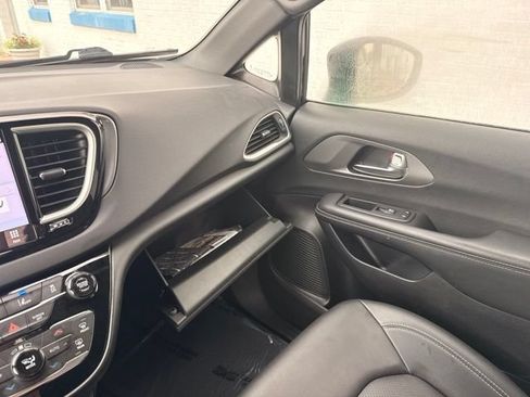 Used 2025 Chrysler Pacifica Select FWD image 24