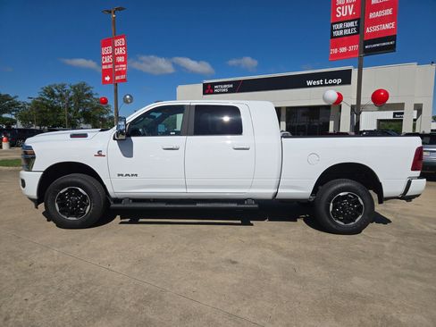 Used 2025 RAM 2500 Laramie AWD/4WD image 2