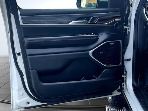 Used 2022 Jeep Wagoneer Series III w/ Premium Group I AWD/4WD image 28