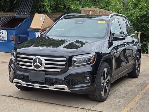 Used 2025 Mercedes-Benz GLB 250 4MATIC image 2