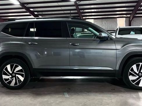 Used 2025 Volkswagen Atlas SE image 2