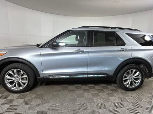 Used 2023 Ford Explorer XLT AWD/4WD image 6