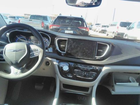 Used 2023 Chrysler Pacifica Limited image 8