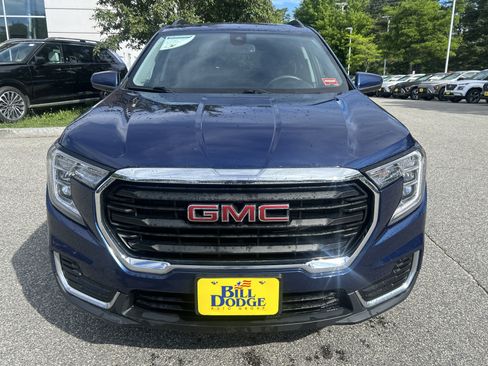 Used 2022 GMC Terrain SLE w/ Driver Convenience Package AWD/4WD image 2