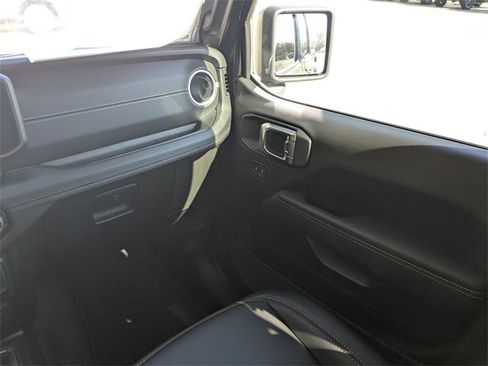 New 2025 Jeep Gladiator Sport image 17