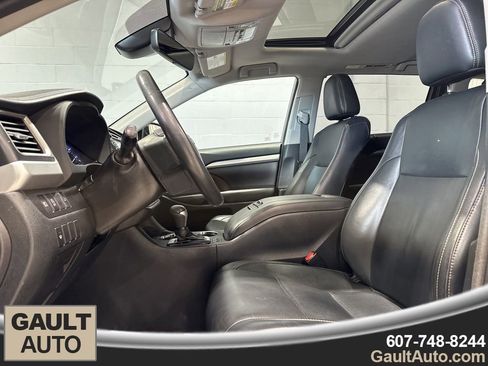 Used 2018 Toyota Highlander XLE AWD/4WD image 13