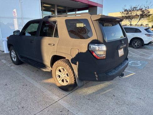 Used 2017 Toyota 4Runner SR5 Premium image 4
