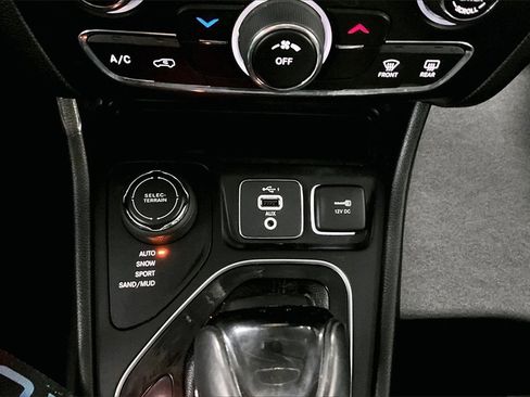 Used 2021 Jeep Cherokee Latitude Plus image 16