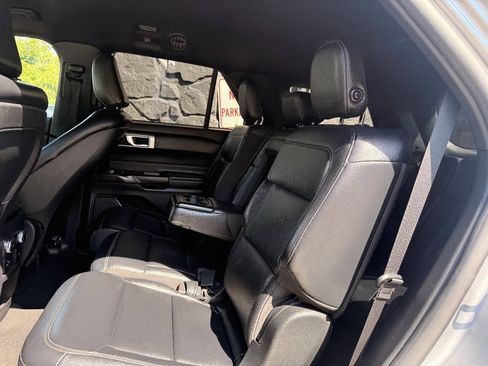 Used 2020 Ford Explorer XLT w/ Equipment Group 202A RWD image 11
